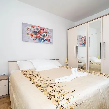 Debos Apartment *